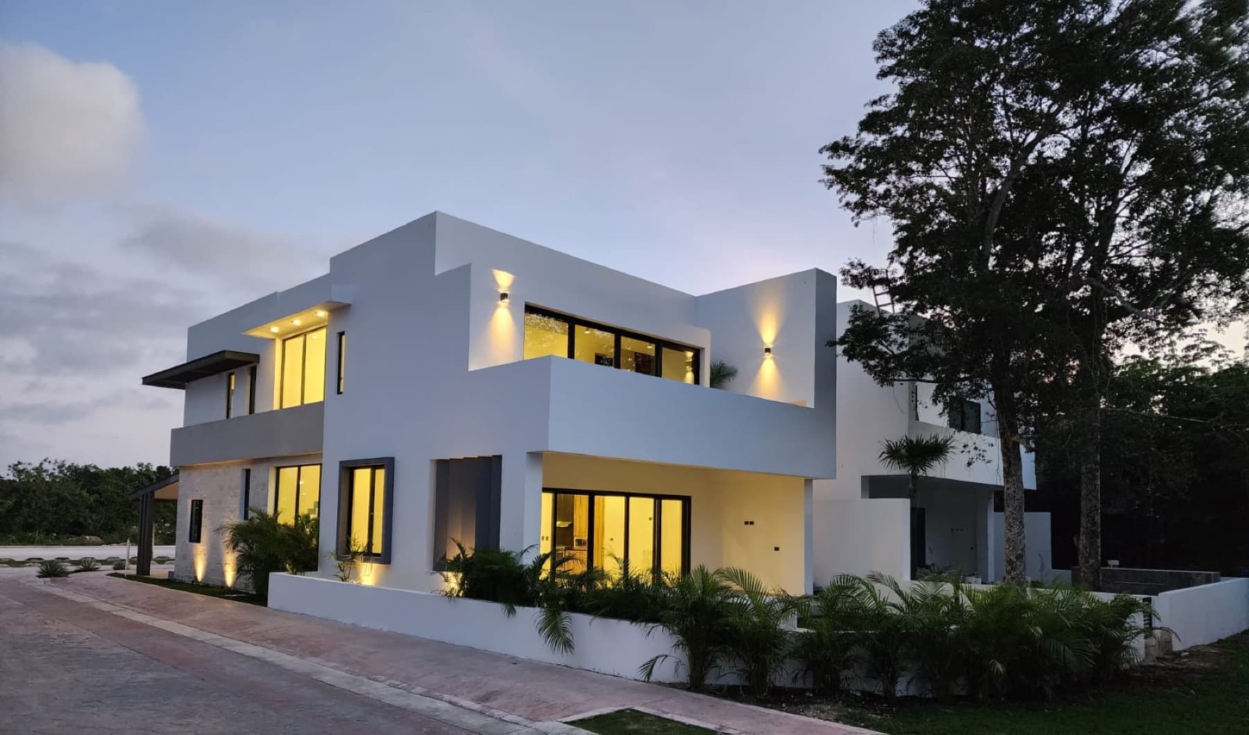 Fachada de casa contemporánea en Lagos del Sol