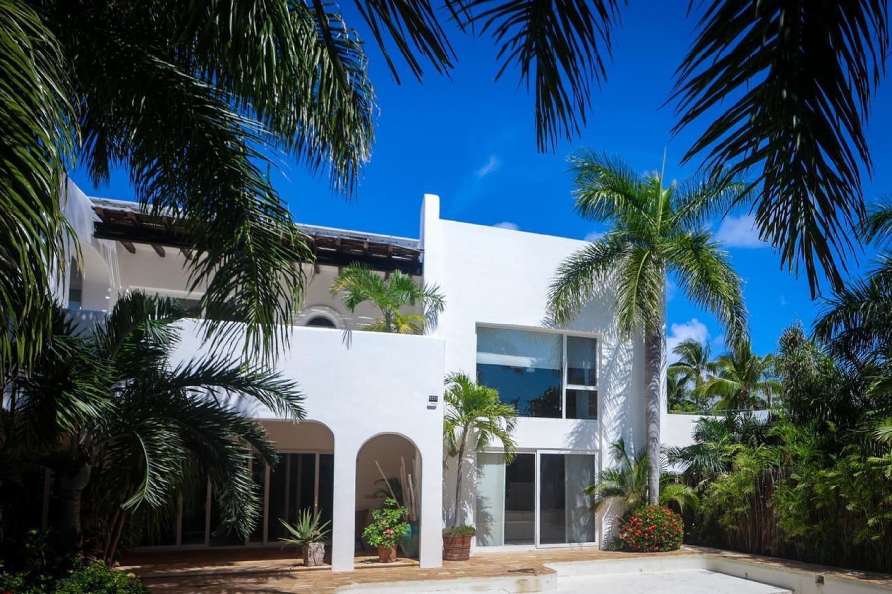 Fachada de Casa Playa Paraíso rodeada de vegetación tropical