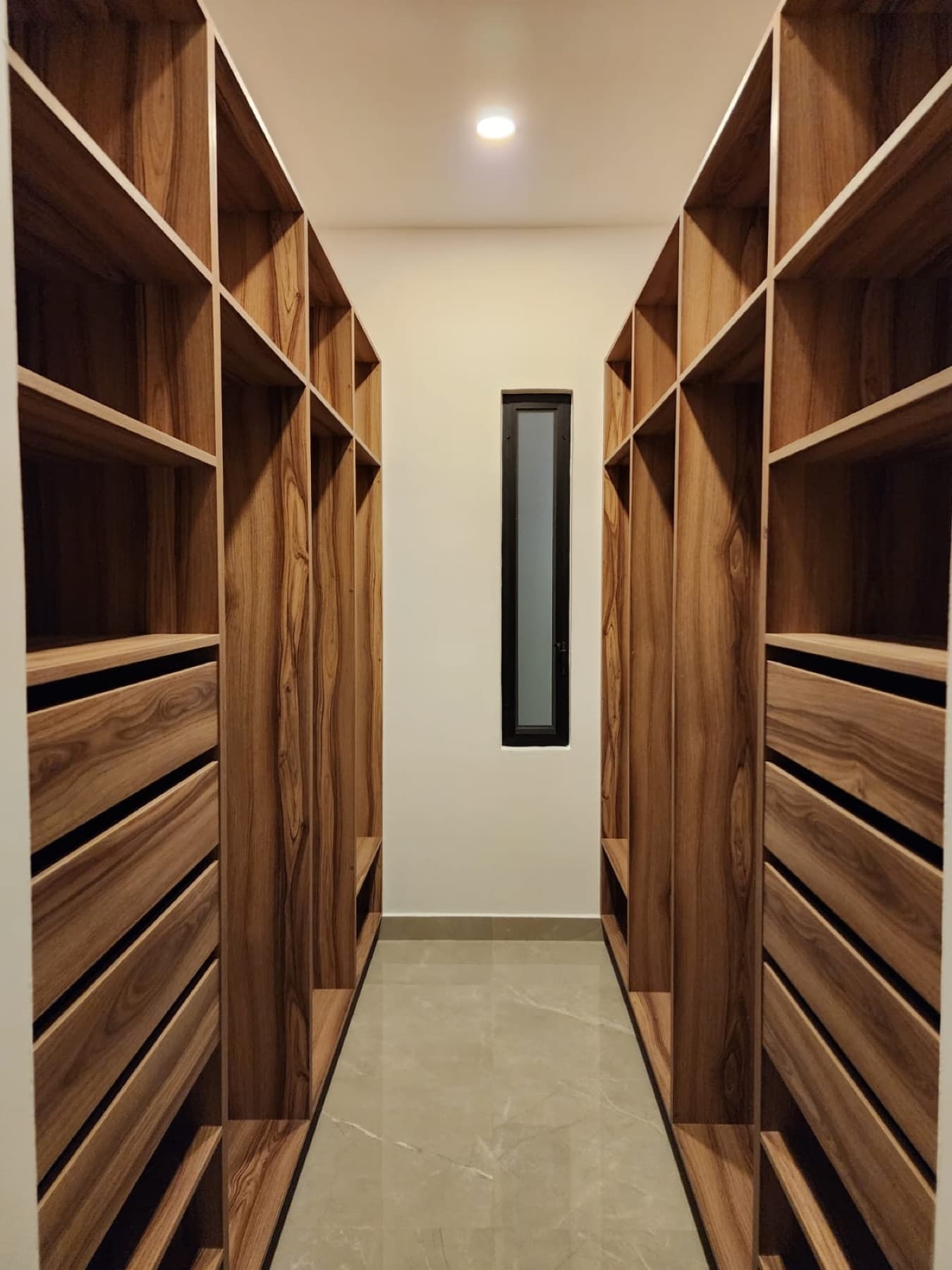 Vestidor con carpintería de madera
