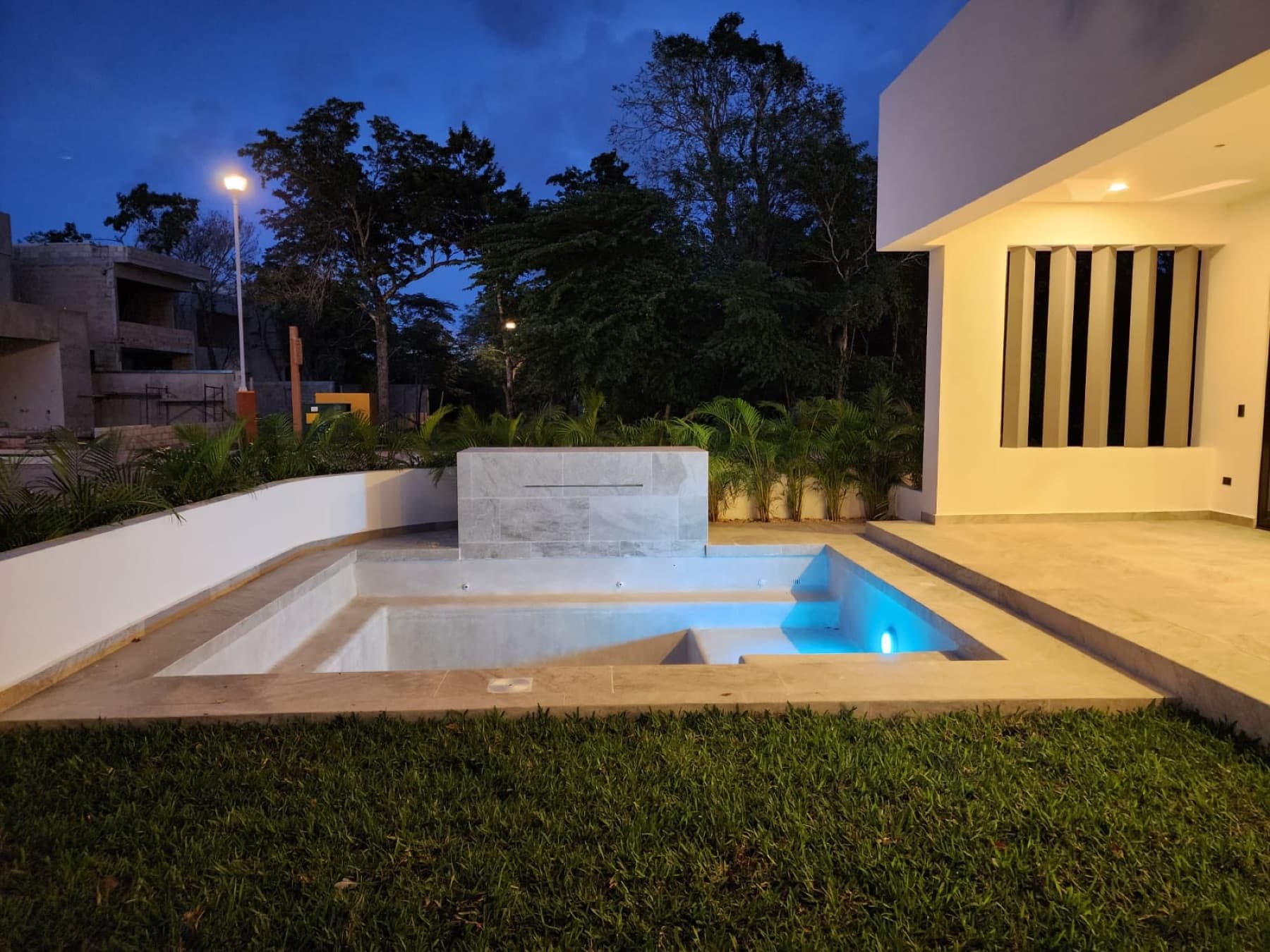 Terraza, jardín y alberca