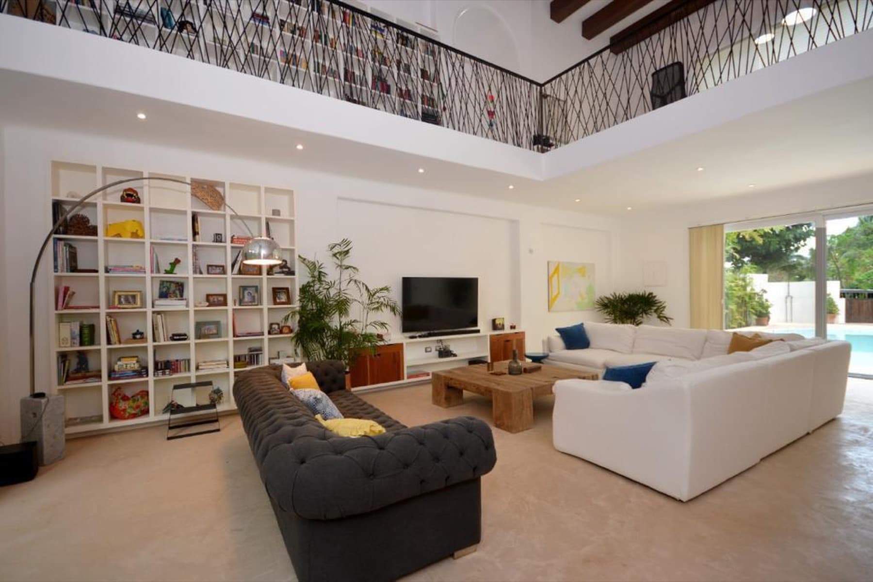 Sala de doble altura en Casa Playa Paraíso